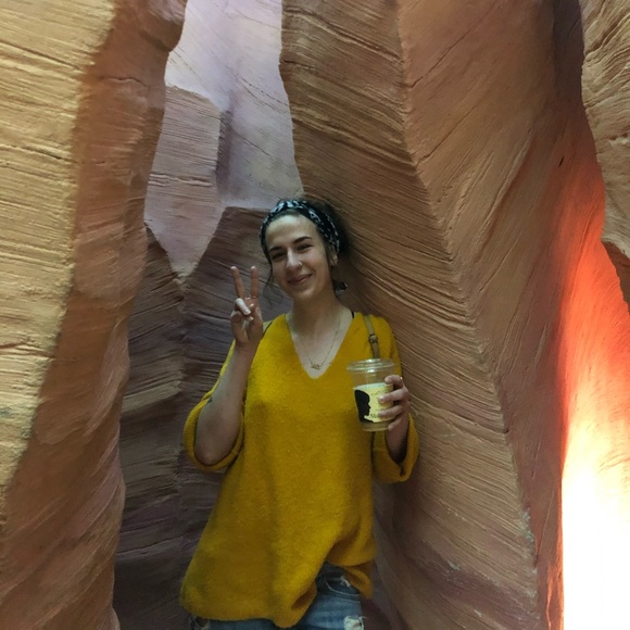 Meet your Posher, Annick 🤠 - Picture 2 of 2